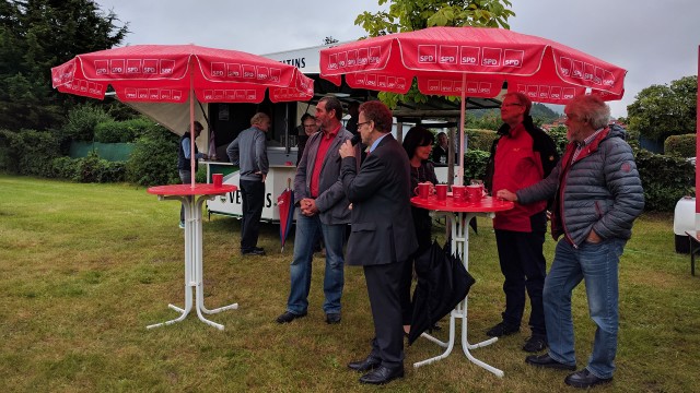 Karl-Heinz Hausmann hält ein Grußwort auf dem Dammwiesenfest