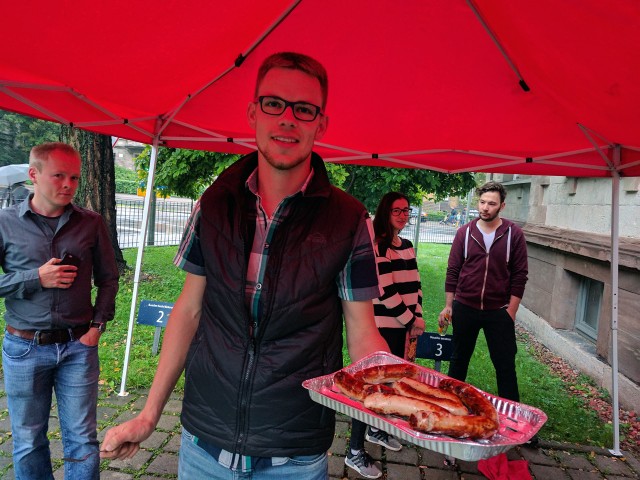 Jonas fröhlich mit gegrillten Würstchen